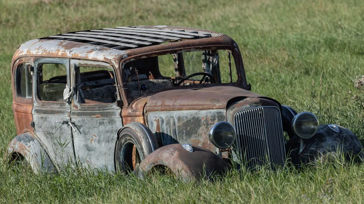 Épave de voiture abandonnée dans la nature